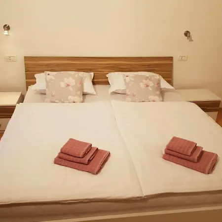 Appartement Mit Schwimmbad By Interhome
