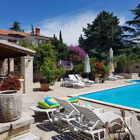 Appartement Mit Schwimmbad By Interhome
