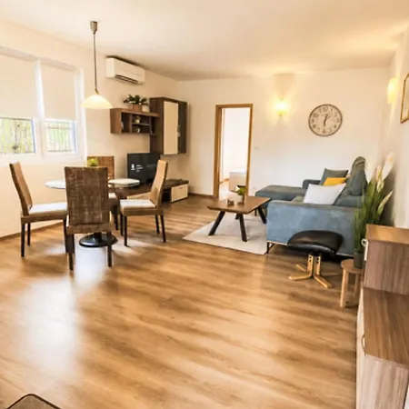 דירה Mit Schwimmbad By Interhome *