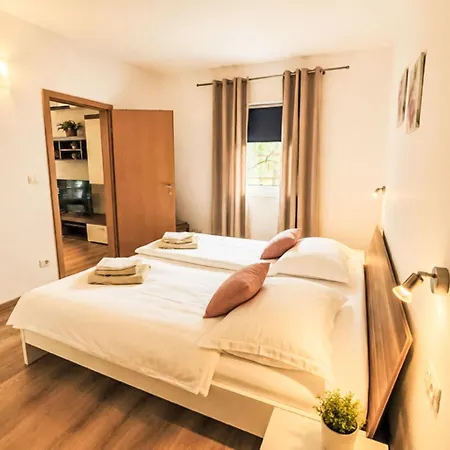 Mit Schwimmbad By Interhome *